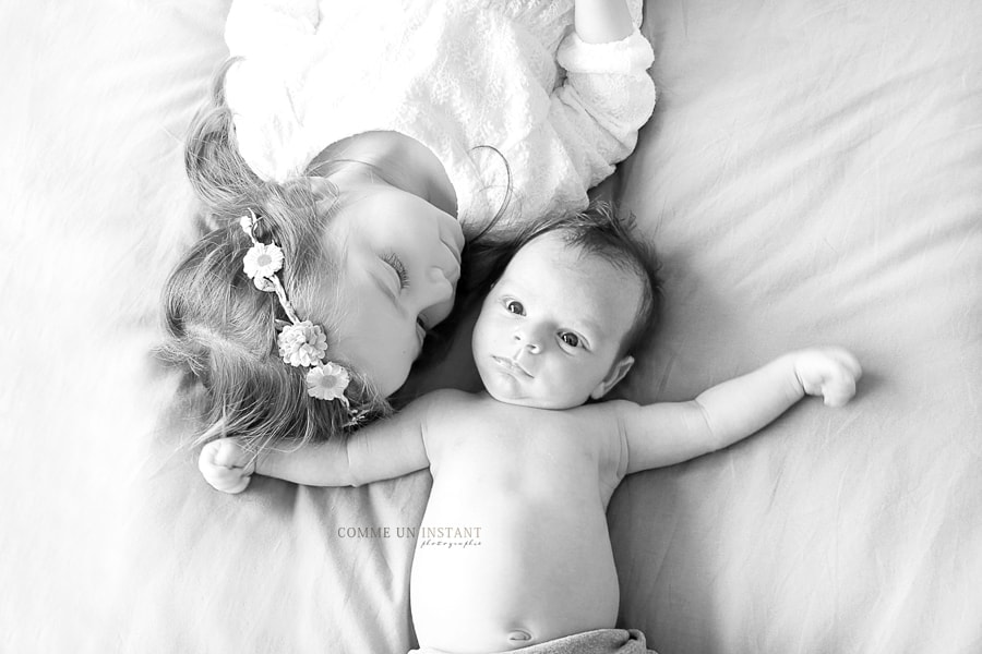 shooting à domicile de bebe - photographe famille studio - shooting bébé - famille - photographe pro noir et blanc