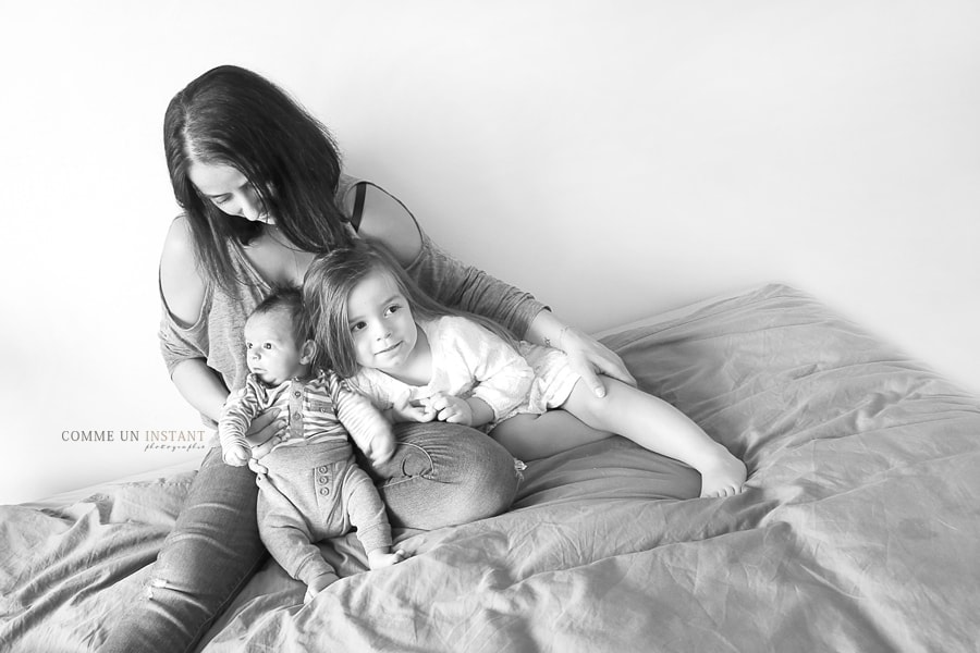 photographe professionnelle famille studio - photographe à domicile bebe en centre ville de Paris 75 au niveau du Trocadero, du Sacré Coeur et des Invalides - photographe professionnelle famille - noir et blanc - bébé