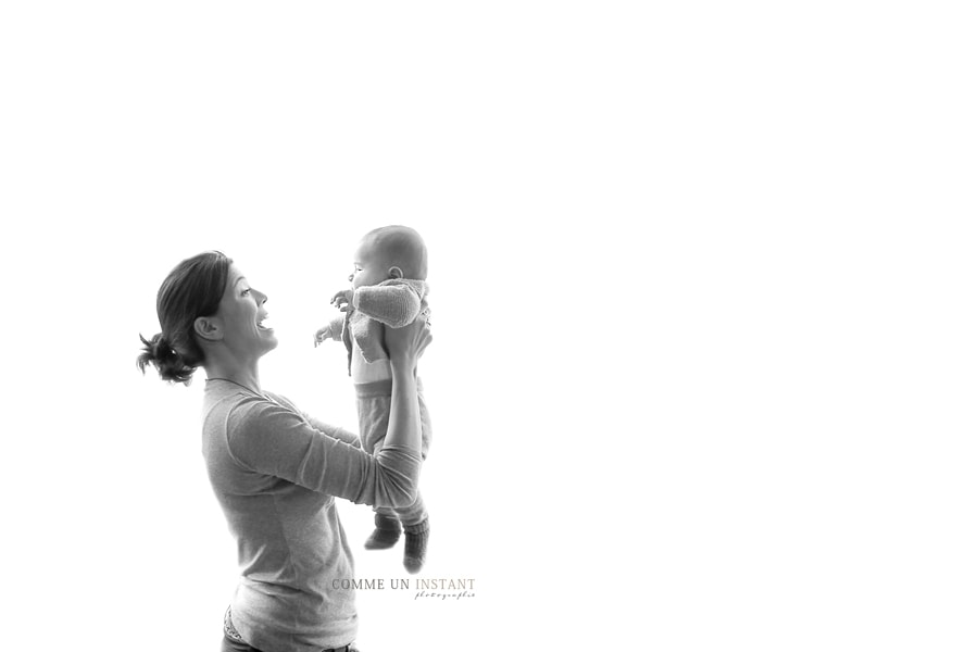 photographe noir et blanc - photographe professionnelle pour bébés a Sceaux (92330 Hauts de Seine 92) - photographe a domicile nouveau né studio - famille studio - photographe à domicile famille