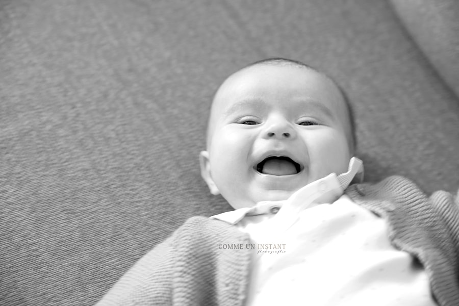 photographe professionnelle noir et blanc - shooting à domicile de bébé