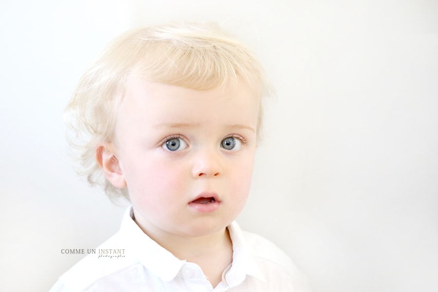 reportage photographe enfants en centre ville de Paris 75 au niveau de la cathédrale Notre Dame, du Pont Alexandre III et de la Tour Montparnasse, photographe bébé studio, photographe pro bébé aux yeux bleus, enfant studio