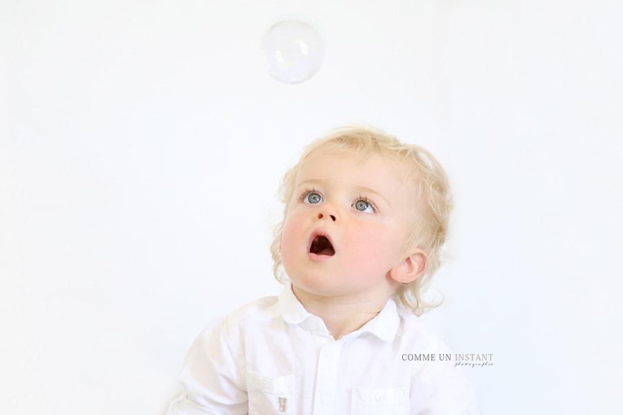 enfant en train de jouer - bébé studio - shooting à domicile enfant studio - photographe pro enfant en centre ville de Paris 75 proche de Montmartre, des Champs Elysées et du Panthéon