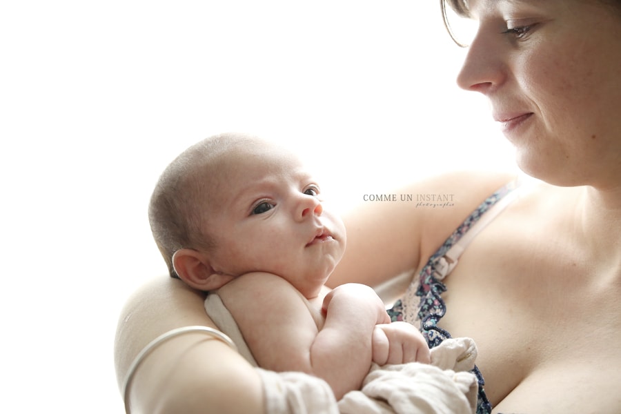 photographie bébé sur Paris 75 et sa région proche du Pont Alexandre III et de la cathédrale Notre Dame - nouveau né studio - reportage photographe bébé studio