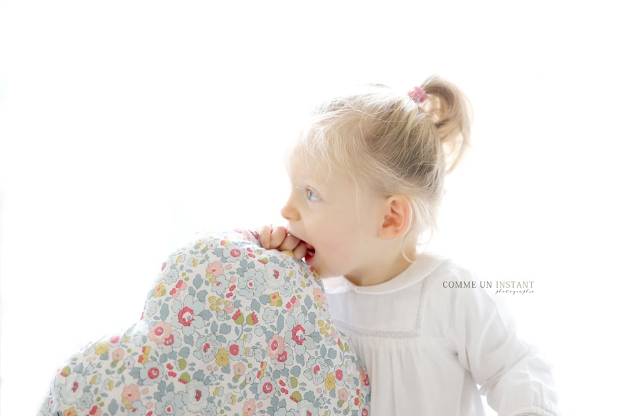 bébé aux yeux bleus - enfant studio - bébé studio - shooting à domicile de enfant - enfant - photographe pro bébé en train de jouer