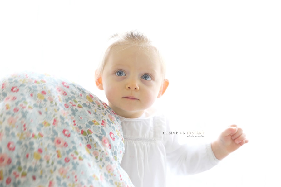 photographe à domicile bébé studio, enfant studio, photographe à domicile enfant en plein coeur de Paris 75 tout près de l'Opéra, du Pont des Arts et de la cathédrale Notre Dame, enfant, reportage photographe bébé aux yeux bleus