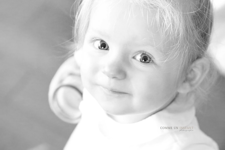 photographe enfants - photographe enfant studio - shooting à domicile noir et blanc - enfant