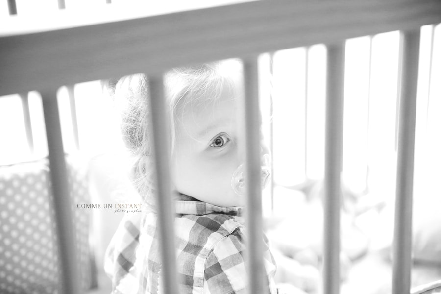 enfant en train de jouer - shooting noir et blanc - reportage photographe enfants - photographe à domicile enfant