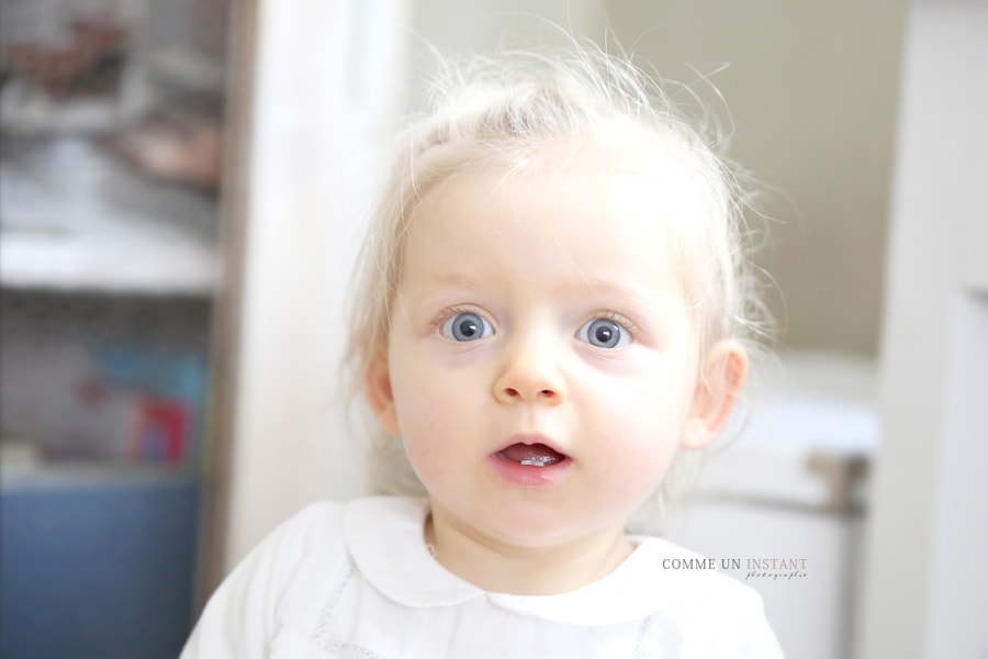 photographe bébé aux yeux bleus - shooting pour enfant en plein coeur de Paris 75 tout près de la Tour Eiffel et du Panthéon