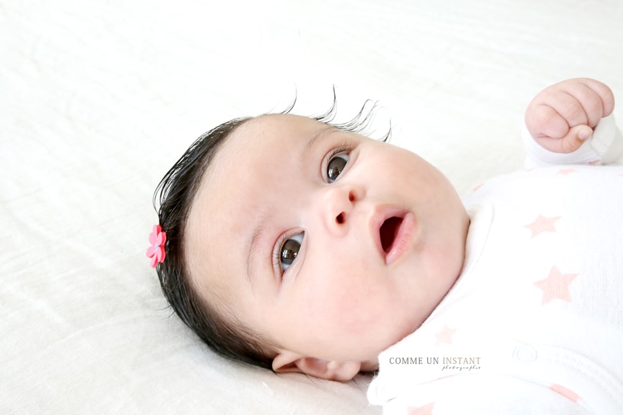 bébé métis - shooting à domicile nouveau né studio - photographe pro bebes a Paris 75 du côté du Pont des Arts et du Sacré Coeur - shooting bébé - bébé studio