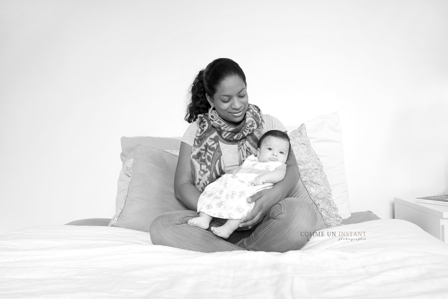 photographe professionnelle bébé - shooting à domicile bebe a Paris (75000 Paris 75) - noir et blanc