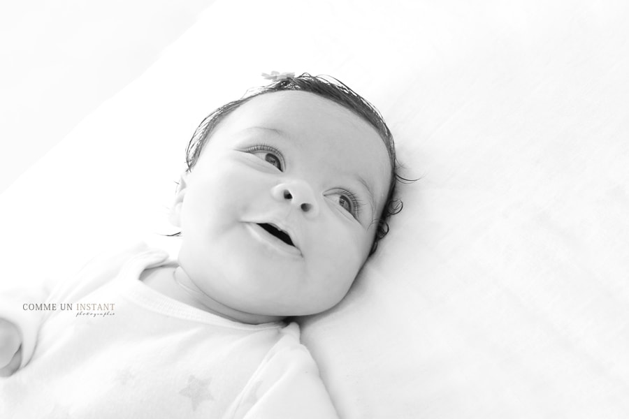 reportage photographe noir et blanc, photographe a domicile nouveau né studio, shooting bébé studio, photographe a domicile de bebes a Paris (75000 Paris 75)