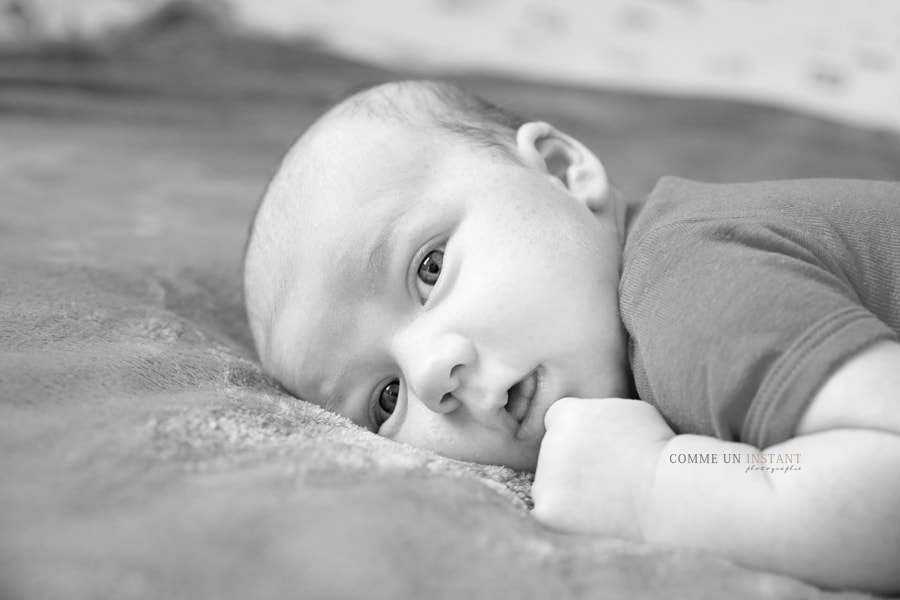 photographe à domicile bébé - shooting noir et blanc - photographe de bébé