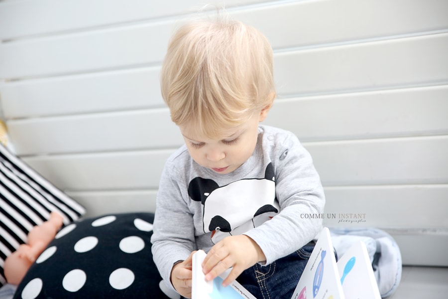 enfant en train de jouer, photographe à domicile de enfants en centre ville de Vincennes (94300 Val de Marne 94), bébé en train de jouer