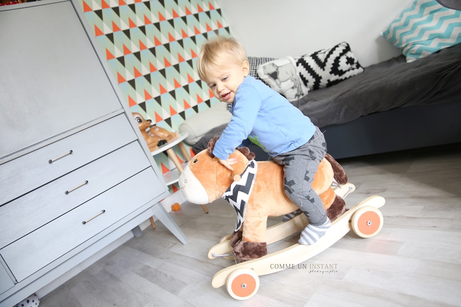 enfant en train de jouer - photographe bébé en train de jouer - photographe pro enfants