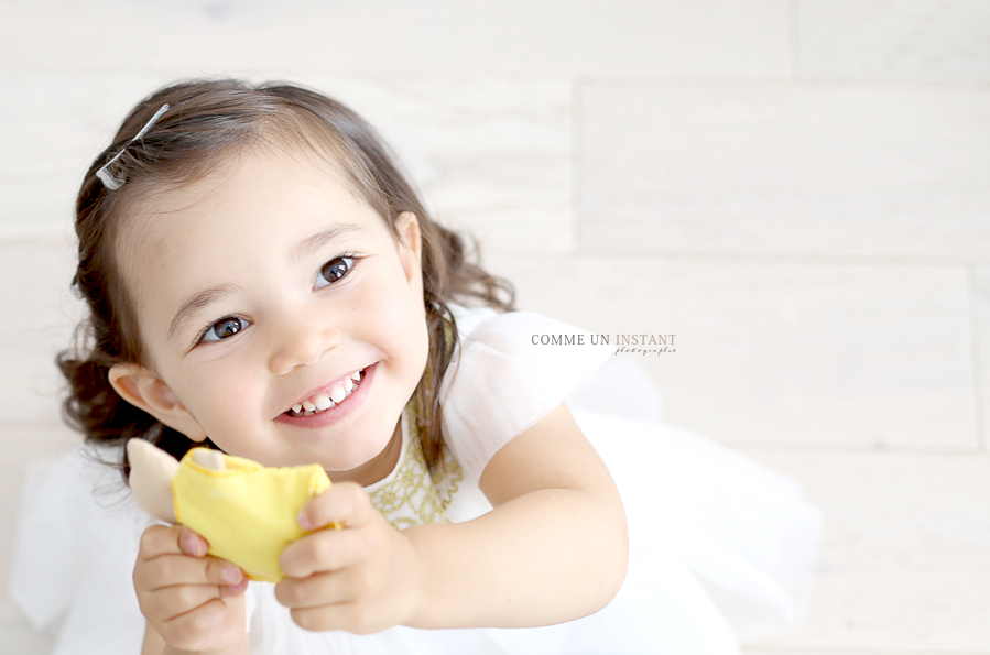 enfant en train de jouer - enfant studio - enfant métis - photographe a domicile enfants à Paris (75000 Paris 75) - photographe a domicile bébé en train de jouer