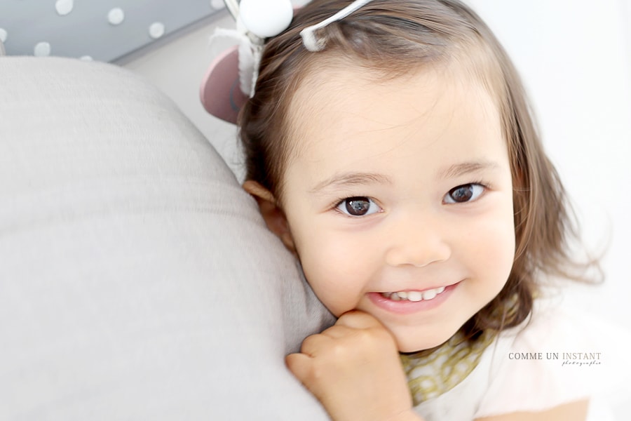 enfant studio - shooting à domicile pour enfants en centre ville de Paris 75 au niveau du Panthéon, du Pont des Arts et de l'Arc de Triomphe - enfant métis - photographe bébé métis - photographe bébé studio