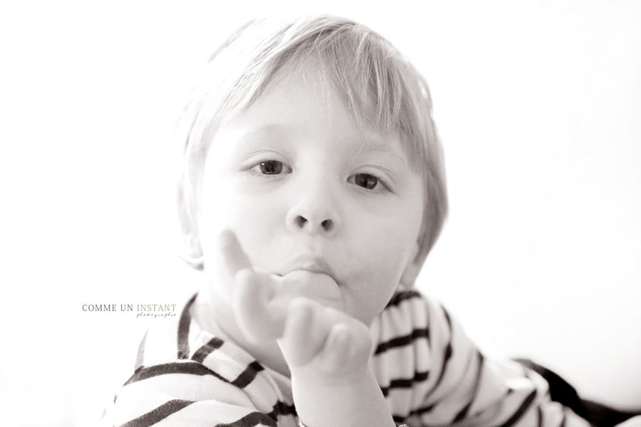 enfant, photographe pro de enfant, noir et blanc, enfant studio