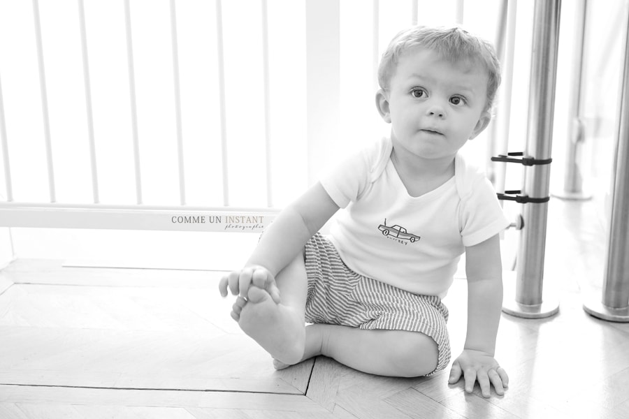 reportage photographe pour enfant en plein coeur de Paris (75000 Paris 75) et sa région, reportage photographe bébé en train de jouer, photographe professionnelle enfant en train de jouer, enfant, noir et blanc, photographe bébé