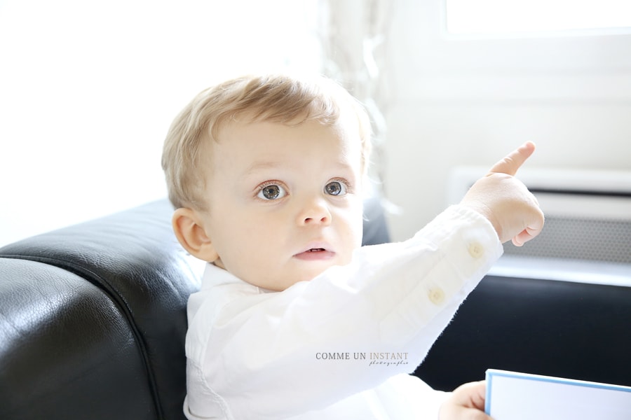 bébé en train de jouer, photographie enfant en train de jouer, shooting à domicile bébé, photographie enfant, photographe professionnelle pour enfants