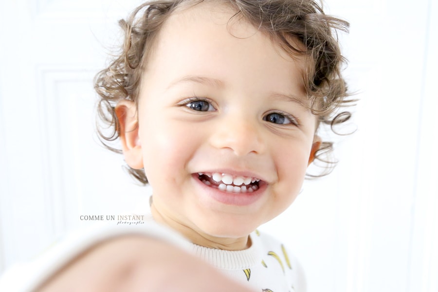 enfant - shooting à domicile enfant studio - photographe a domicile de enfant en centre ville de Saint Cloud (92210 Hauts de Seine 92) - photographe à domicile bébé en train de jouer - nouveau né studio