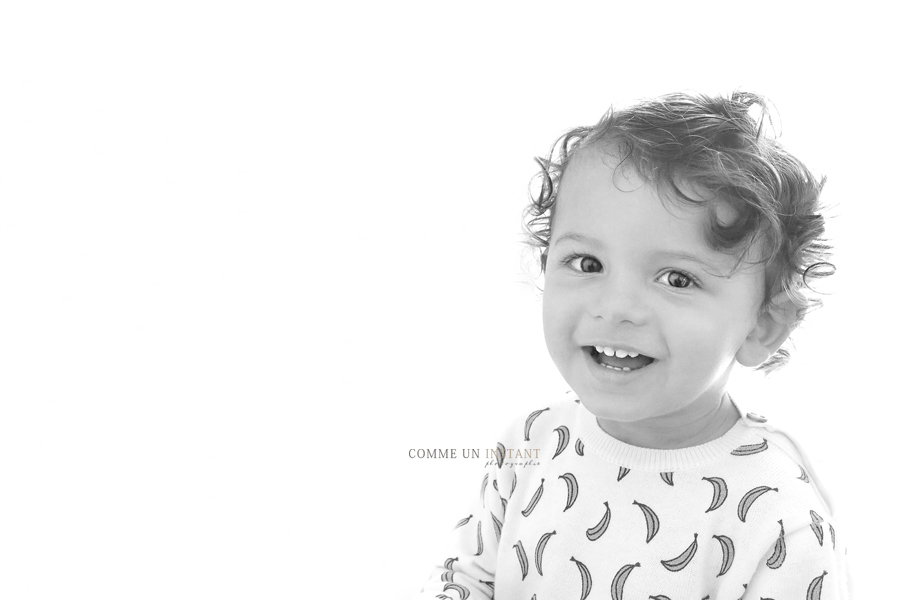 shooting à domicile bébé studio, photographe pro enfant studio, noir et blanc, enfant, photographe à domicile de enfants en centre ville de Paris 75 du côté du Pont Alexandre III et de la Tour Eiffel