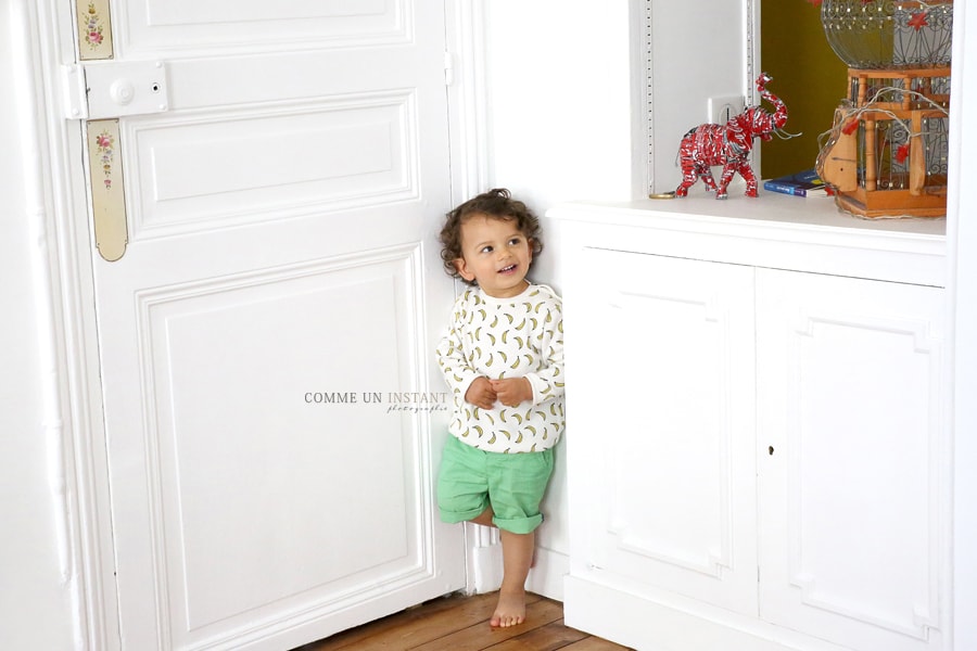 photographe pro enfants à Paris 75 du côté de l'Arc de Triomphe, shooting à domicile enfant, photographe bébé en train de jouer