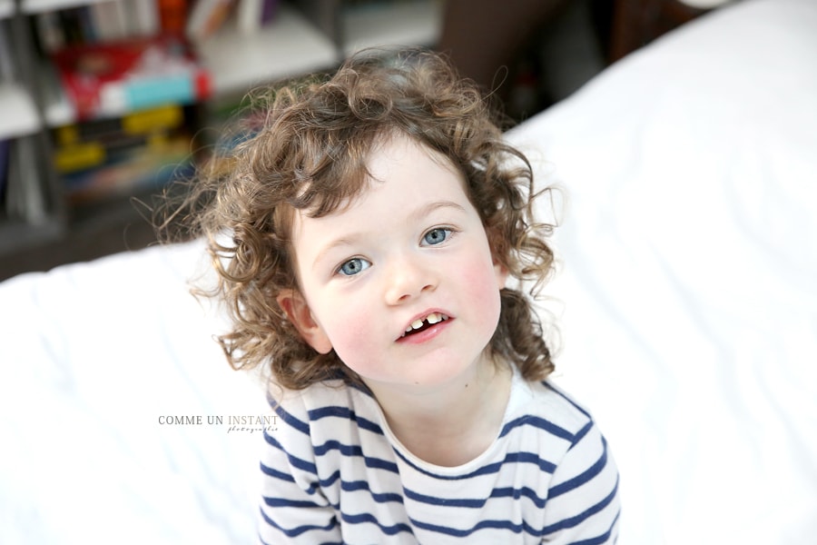 bébé aux yeux bleus - photographe à domicile de enfant