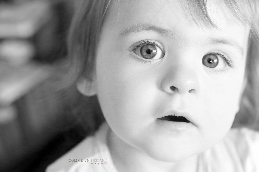 bébé - enfant - photographe a domicile pour enfant - photographe pro noir et blanc