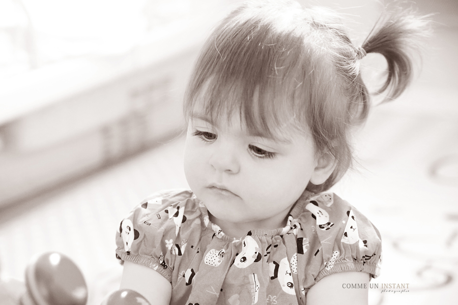 reportage photographe enfants a Paris 75 proche de l'Opéra, de la Tour Eiffel et du Panthéon - shooting à domicile sépia - bébé en train de jouer - photographe pro enfant en train de jouer