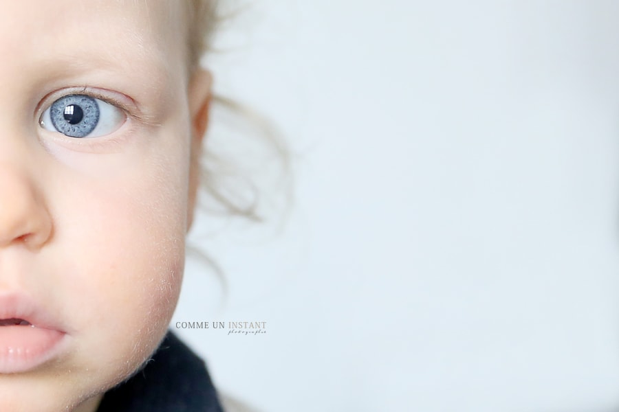 nouveau né studio - photographe pro enfant - photographe de enfant à Maisons Alfort (94700 Val de Marne 94) - photographe à domicile bébé aux yeux bleus