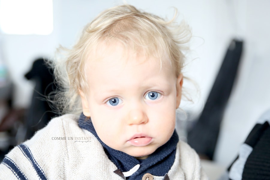 photographe à domicile bébé aux yeux bleus - shooting pour enfants - enfant