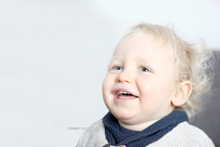 bébé aux yeux bleus, shooting à domicile pour enfant