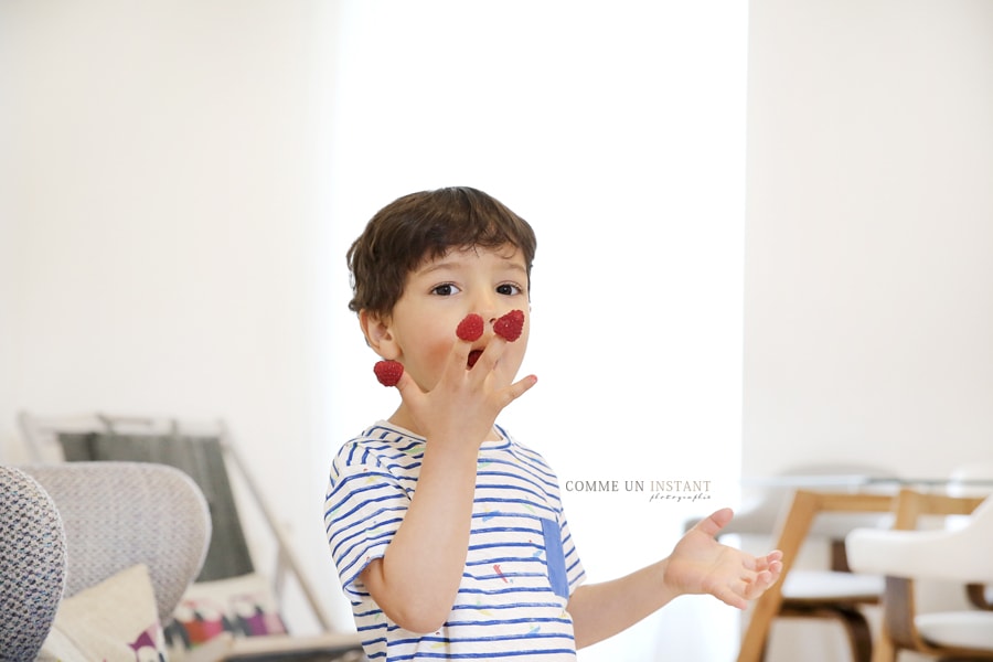 enfant, shooting à domicile enfant en train de jouer, photographe à domicile de enfants a Paris 75 proche de la Tour Eiffel et des Tuileries, photographie enfant studio