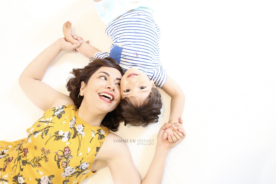 shooting à domicile famille studio, photographie enfant studio, enfant en train de jouer, photographe de enfants en centre ville de Paris 75 au niveau de la Tour Montparnasse, des Champs de Mars et du Sacré Coeur, shooting à domicile famille, photographie enfant