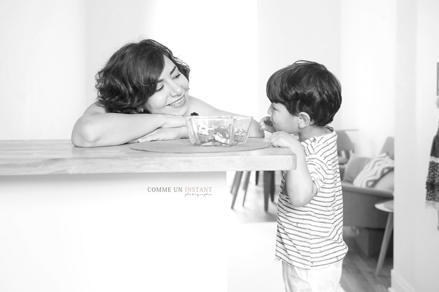 photographe pro famille - noir et blanc - photographe à domicile enfant - shooting enfant