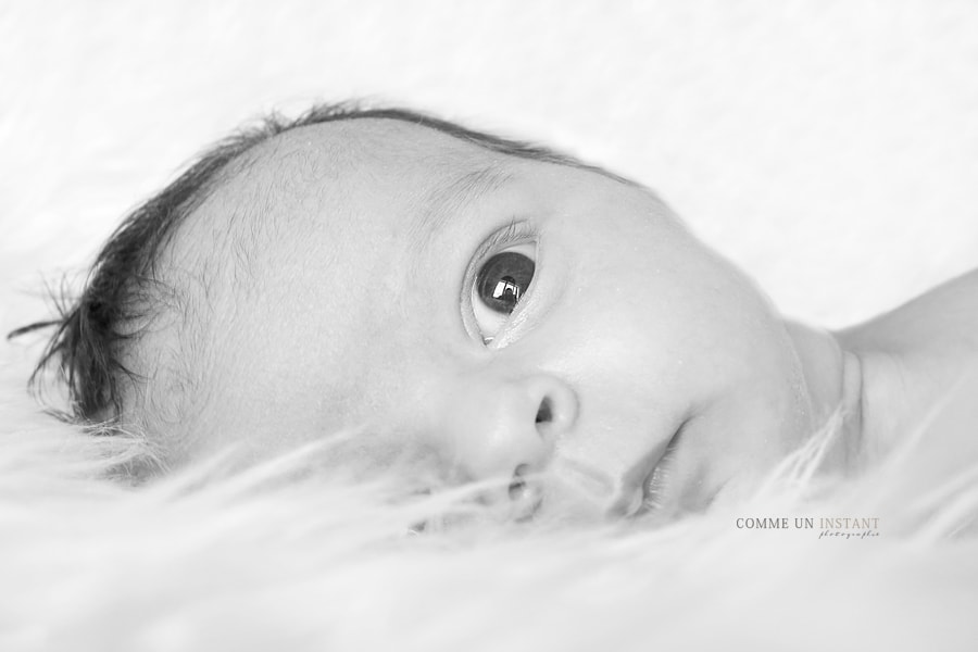 nouveau né studio - shooting à domicile famille en plein coeur de Levallois Perret (92300 Hauts de Seine 92) et sa région - photographe noir et blanc - nouveau né - bébé studio - enfant - photographe professionnelle famille studio - shooting bébé - famille