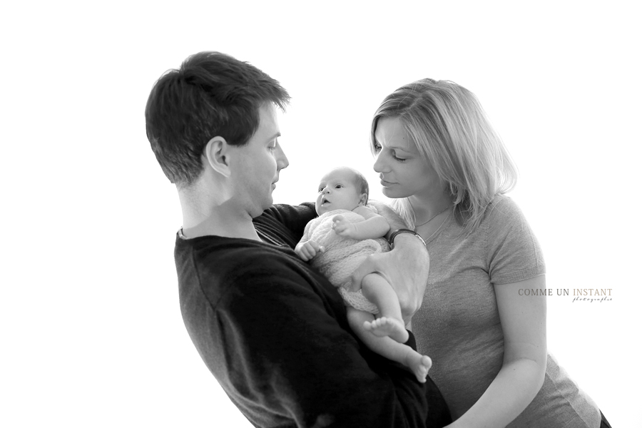 bébé studio - photographe professionnelle bébé - reportage photographe enfant - nouveau né - reportage photographe famille studio - photographe a domicile famille - noir et blanc - photographe pro famille sur Paris 75 et sa région au niveau de l'Arc de Triomphe et du Sacré Coeur