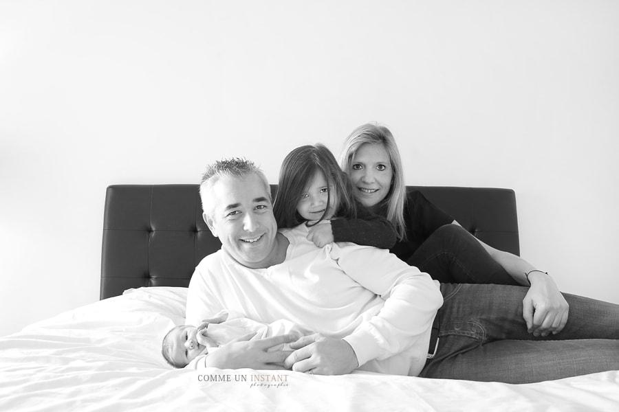 noir et blanc - photographe pro de famille a Paris 75 proche du Pont des Arts, du Sacré Coeur et des Champs de Mars - famille studio - famille