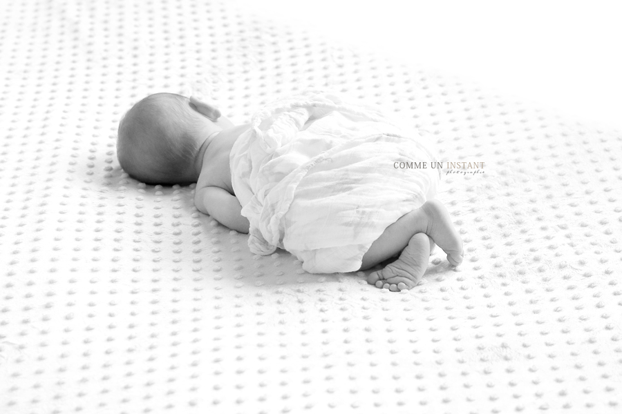 nouveau né en train de dormir, photographie familles, shooting noir et blanc, bébé studio, photographie petits pieds, petit peton, nouveau né, reportage photographe famille, shooting nouveau né studio, famille studio, photographie bébé, enfant