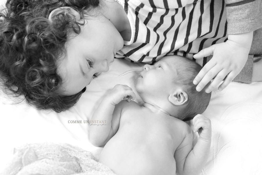 famille - shooting pour familles - nouveau né studio - bébé studio - bébé - famille studio - photographie nouveau né - enfant - noir et blanc