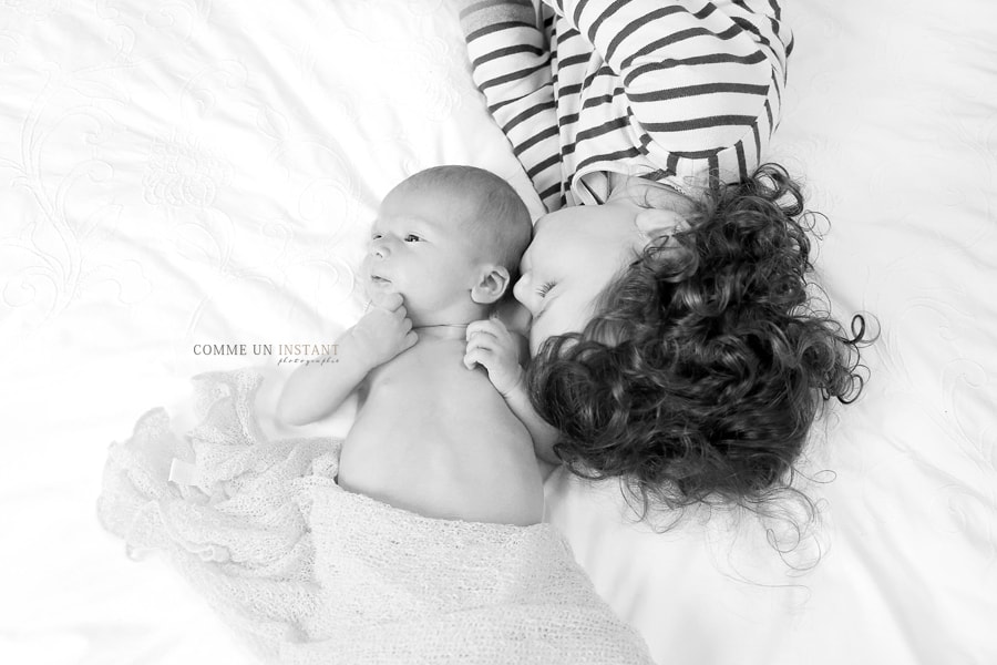 famille - bébé - famille studio - photographe noir et blanc - photographe à domicile nouveau né - photographe professionnelle pour familles a Maisons Alfort (94700 Val de Marne 94) - shooting à domicile nouveau né studio - photographie bébé studio - photographe enfant - enfant studio