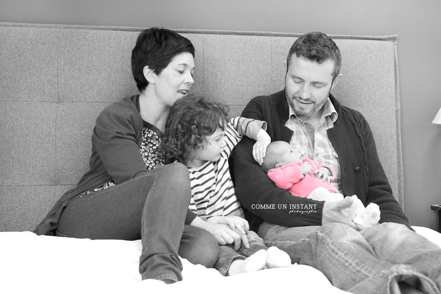 famille - nouveau né - photographe de famille sur Paris 75 et sa région tout près de la cathédrale Notre Dame et de la Tour Montparnasse - photographe à domicile famille studio - photographe a domicile bébé - couleur isolée - photographie noir et blanc - bébé studio - reportage photographe nouveau né studio