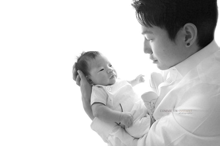 shooting nouveau né studio - bébé - photographe professionnelle famille - famille studio - photographe à domicile nouveau né - bébé asiatique - shooting noir et blanc - reportage photographe famille en plein coeur de Versailles (78000 Yvelines 78) et sa région - photographe a domicile bébé studio