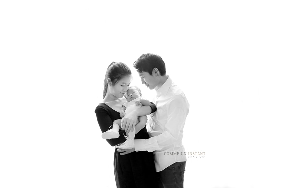 bébé studio, famille studio, photographe a domicile pour familles, shooting à domicile noir et blanc, photographe professionnelle famille, photographe professionnelle bébé asiatique, reportage photographe bébé