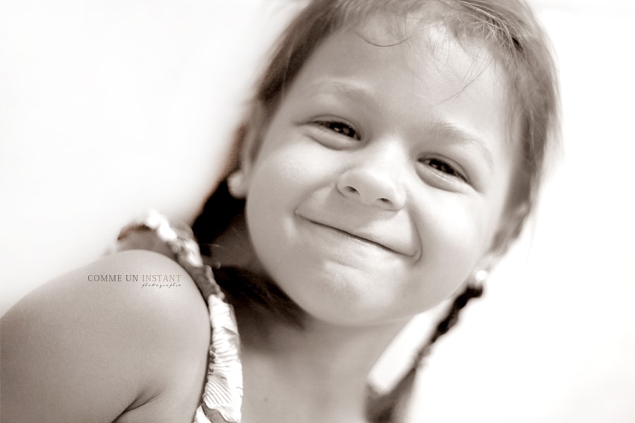 shooting à domicile pour enfants en centre ville de Cormeilles en Parisis (95240 Val d'Oise 95) - photographe enfant studio - sépia