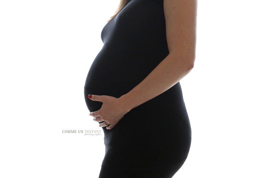 photographe grossesse en extérieur - photographe professionnelle femmes enceintes - photographie femme enceinte habillée - grossesse - grossesse studio