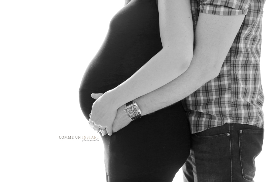 shooting à domicile pour femme enceinte sur Paris (75000 Paris 75) - photographe pro grossesse - photographe femme enceinte habillée - photographe a domicile grossesse studio - photographe pro noir et blanc - couple