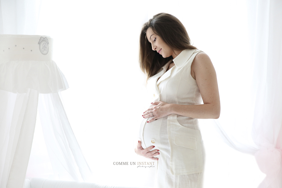 femme enceinte habillée, photographe à domicile grossesses en centre ville de Saint Germain en Laye (78100 Yvelines 78), photographe pro grossesse studio, grossesse