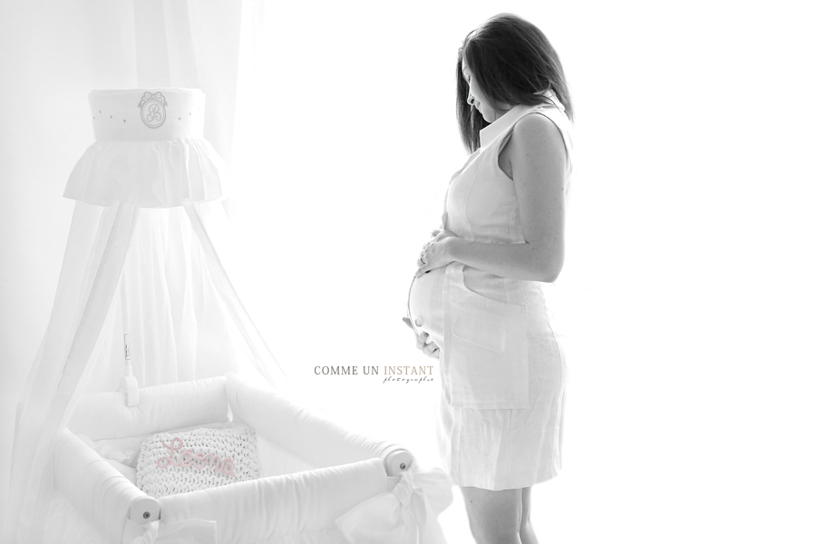grossesse studio - noir et blanc - photographe a domicile de grossesse en centre ville de Châtillon (92320 Hauts de Seine 92) - shooting à domicile grossesse - femme enceinte habillée
