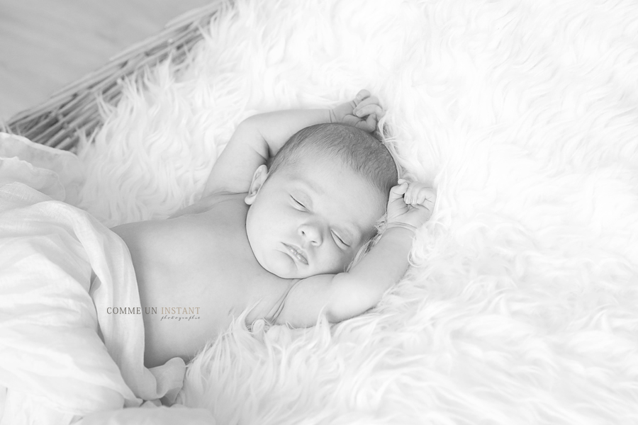 nouveau né en train de dormir, shooting bebe, photographe professionnelle noir et blanc, nouveau né studio, photographie bébé en train de jouer, photographe pro nouveau né, bébé studio, bébé